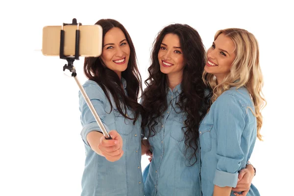 3 mujeres sonrientes tomando una foto selfie con su teléfono — Foto de Stock