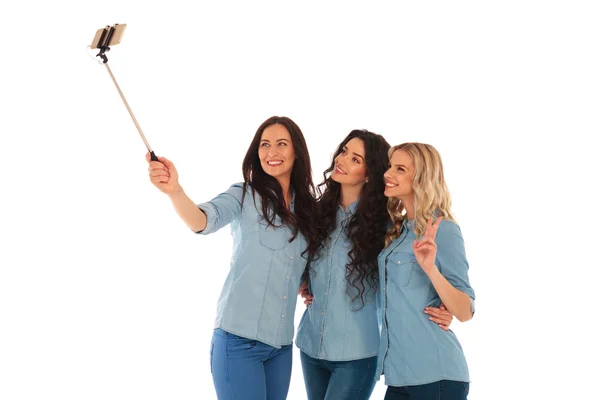 3 mujeres jóvenes casuales tomando una selfie con su teléfono — Foto de Stock