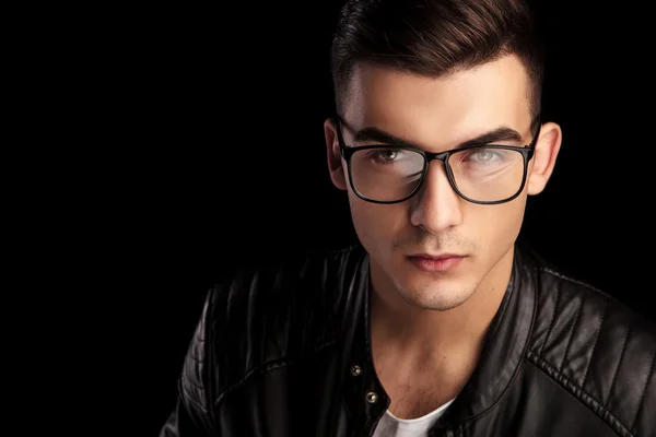 Closeup shaved macho in black leather wearing glasses — Stock Fotó