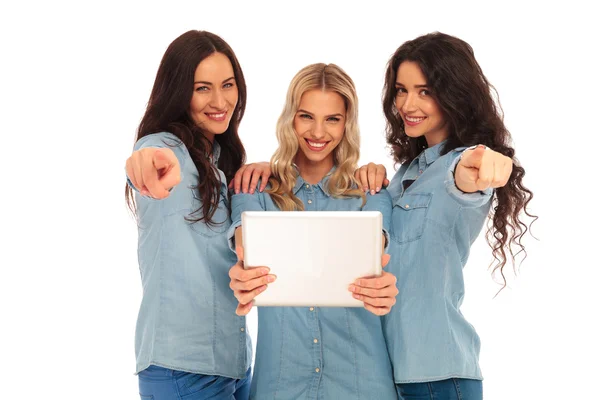 Três mulheres casuais segurando um tablet estão apontando os dedos — Fotografia de Stock