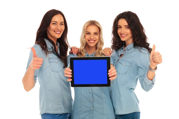 3 mulheres mostrando a tela do tablet e fazer ok — Fotografia de Stock