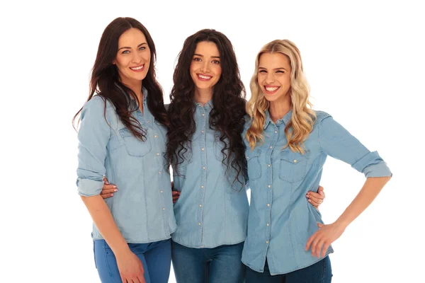 Tre unga casual kvinnor att ha roligt tillsammans — Stockfoto