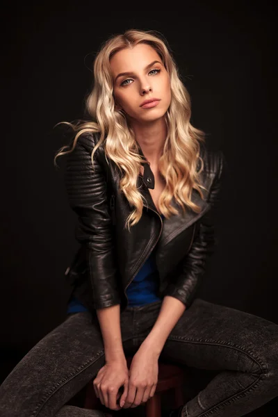 Fashion blonde woman in leather jacket posing — Stock Photo, Image