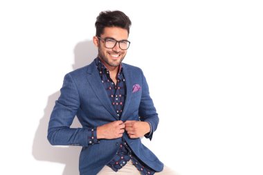 genç adam onun ceket unbuttoning 