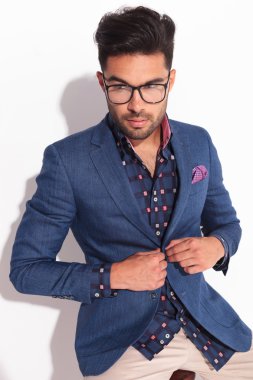 onun takım elbise kadar düğmelerini zarif genç iş adamı