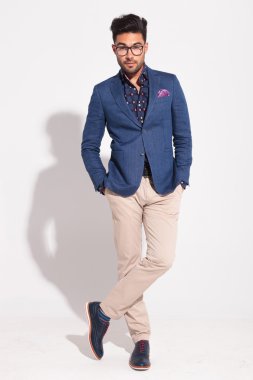 bağdaş ile poz genç iş adamı