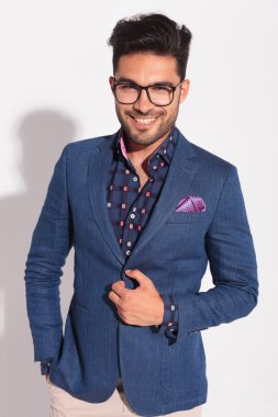 Kendine güvenen genç adam takım studio gülüyor