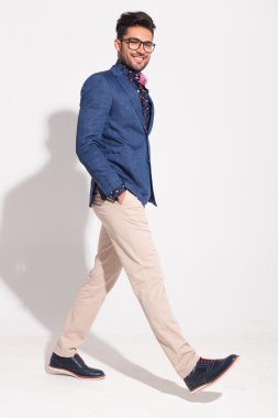 mutlu bir yürüyüş iş adamı yan görünüm