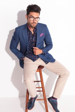 ciddi işadamı bir sandalyede oturuyor