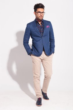 poz yürüme takım elbise giymiş genç şık bir model