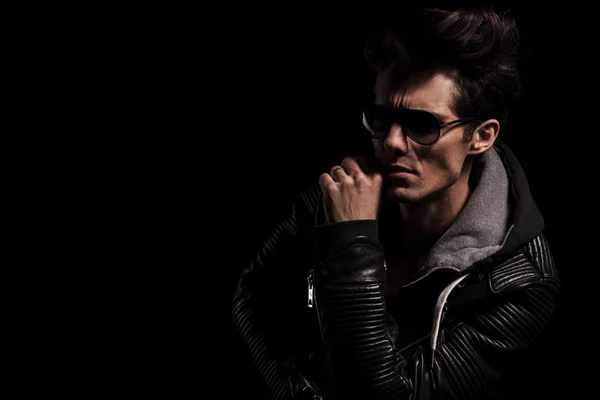 Side view of a dramatic man in leather jacket and sunglasses — Stock Photo, Image