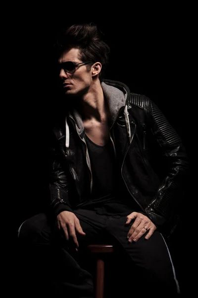 Side view of dramatic young man in leather jacket — Stock Photo, Image