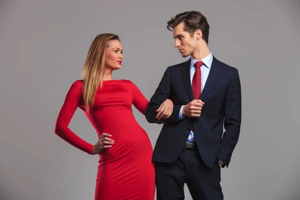 Couple holding hands and looking at each — Stock Photo, Image