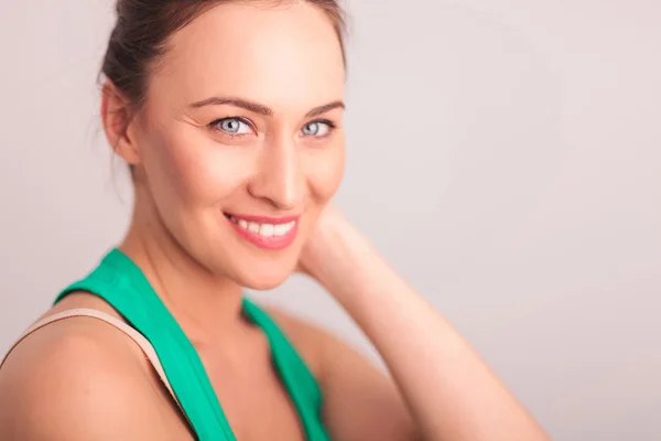 Seitenansicht einer lachenden Frau mit blauen Augen — Stockfoto