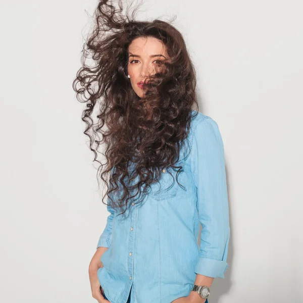 Жінка, маючи волосся, підірване вітром — стокове фото