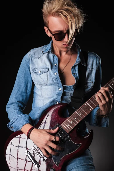 Młody człowiek blondynka odtwarzanie muzyki rock and rolla — Zdjęcie stockowe