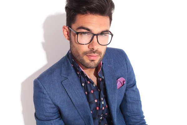 Portrait of an elegant man in suit wearing glasses — Stock Photo, Image