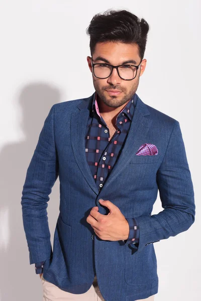 takım elbise ve gözlük ciddi bir adam portresi