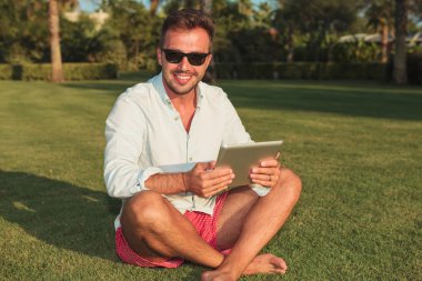 Genç asual rahatlatıcı adam bahçede