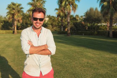 bir çim alan adam elleriyle ayakta geçti