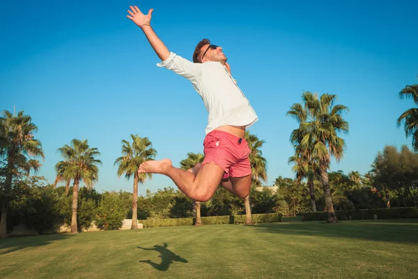 Extatique jeune homme occasionnel saut de joie à l'extérieur — Photo