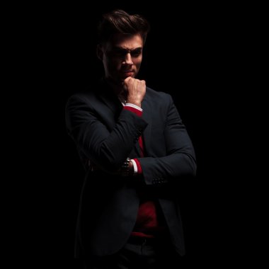 kızgın genç işadamı düşünme 