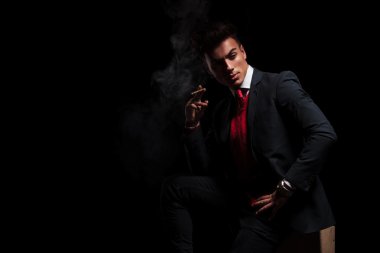 bir sigara zarif bir genç işadamı yan görünüm 