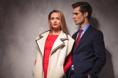 zarif çift birlikte stüdyoda poz