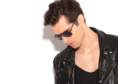 deri ceket ve güneş gözlüğü genç adam aşağı görünüyor 