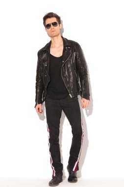 deri ceket ve güneş gözlüğü posi erkekte kibirli genç moda