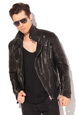 deri ceket ve güneş gözlüğü ciddi moda model
