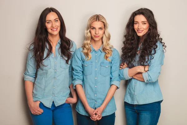 Groupe de trois femmes occasionnelles en jeans vêtements — Photo