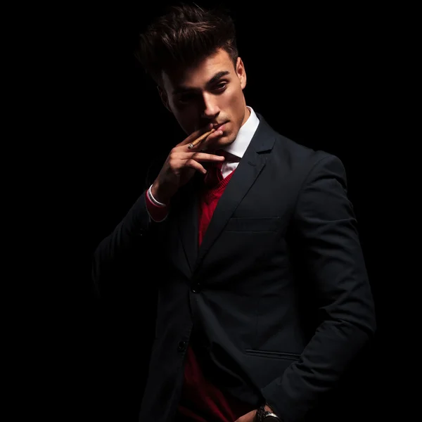 Az öltöny és a nyakkendő dohányzás elegáns fiatalember — Stock Fotó