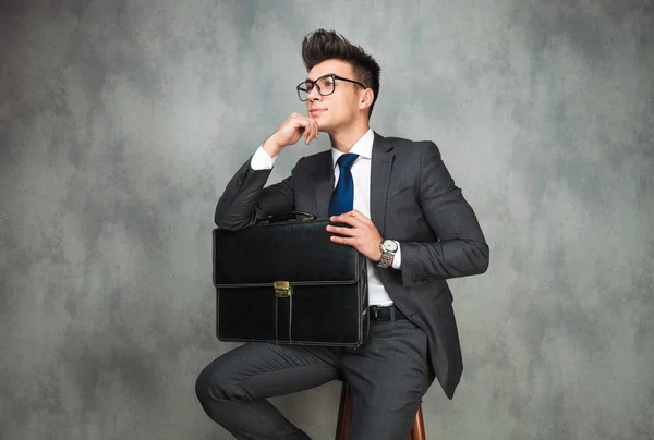 Business man with glasses and holding briefcase is thinking — Stock Photo, Image