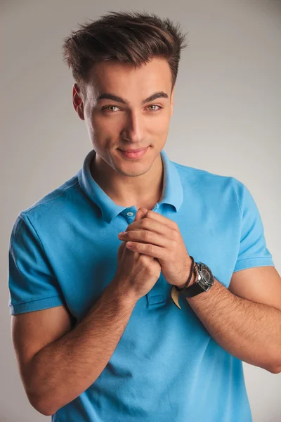 Sorrindo jovem casual homem está orando — Fotografia de Stock