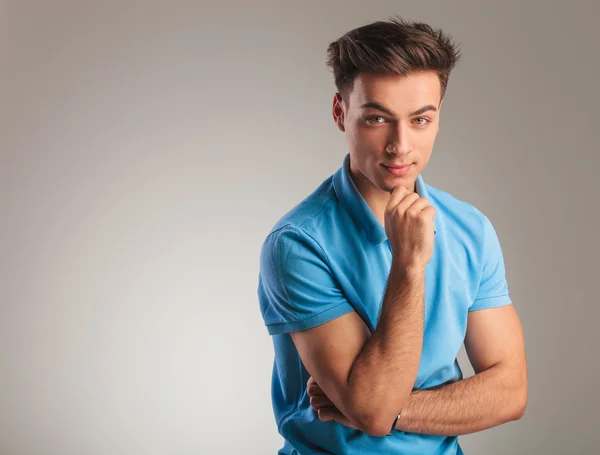 Hombre joven casual en polo está pensando —  Fotos de Stock