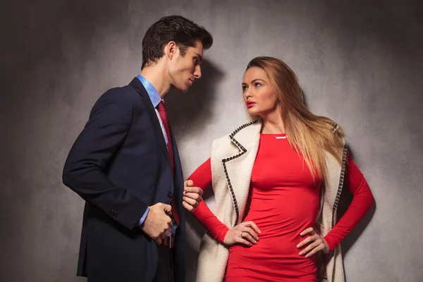 Elegante man en vrouw die kijken naar elkaar — Stockfoto