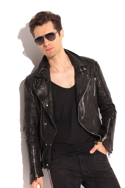 Homem de moda relaxado em jaqueta de couro e óculos de sol — Fotografia de Stock