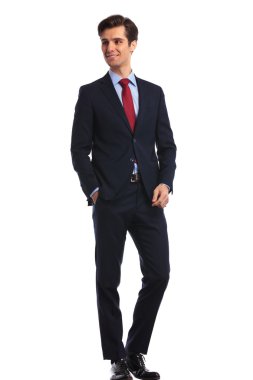 gülen bir iş adamı yan görünümü uzağa bakıyor 