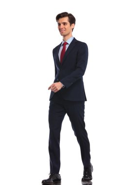 gülümseyen genç iş adamı ileri yürüyor 
