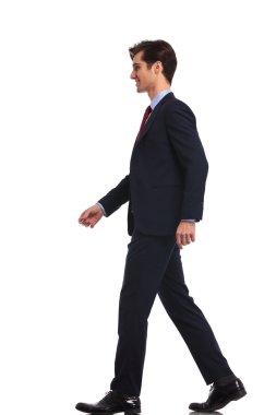 yürüyen genç bir iş adamı yan görünümü
