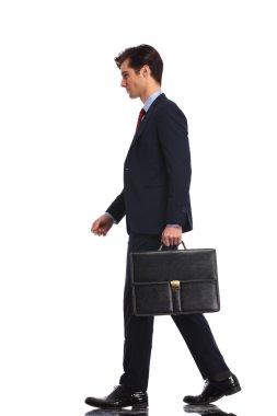 iş adamı ileri yürüme ve bir evrak çantası tutan