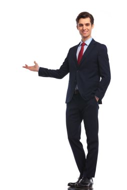 mutlu işadamı bir şey sunan