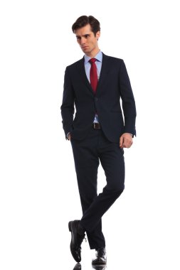 bacaklar çapraz ayakta rahat iş adamı 