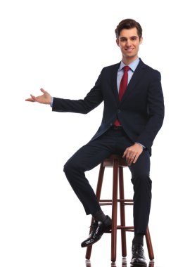 gülümseyen oturan işadamı sunuyor 