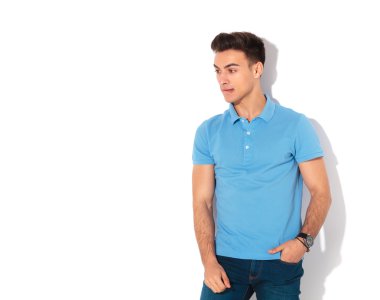 endişeli adam onun ısırma dudak ve bir tarafına görünüyor