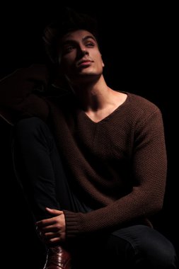 yakışıklı adam uzakta hayal oturmuş