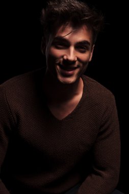 gülen genç çekici adam