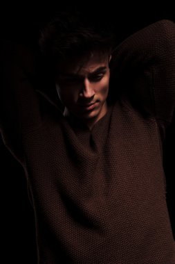 dirsek aşağı bakıyor kadar adamla Güzellik