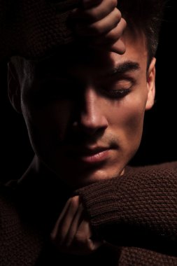 adam elleriyle yüzü aşağı bakıyor kapsayan